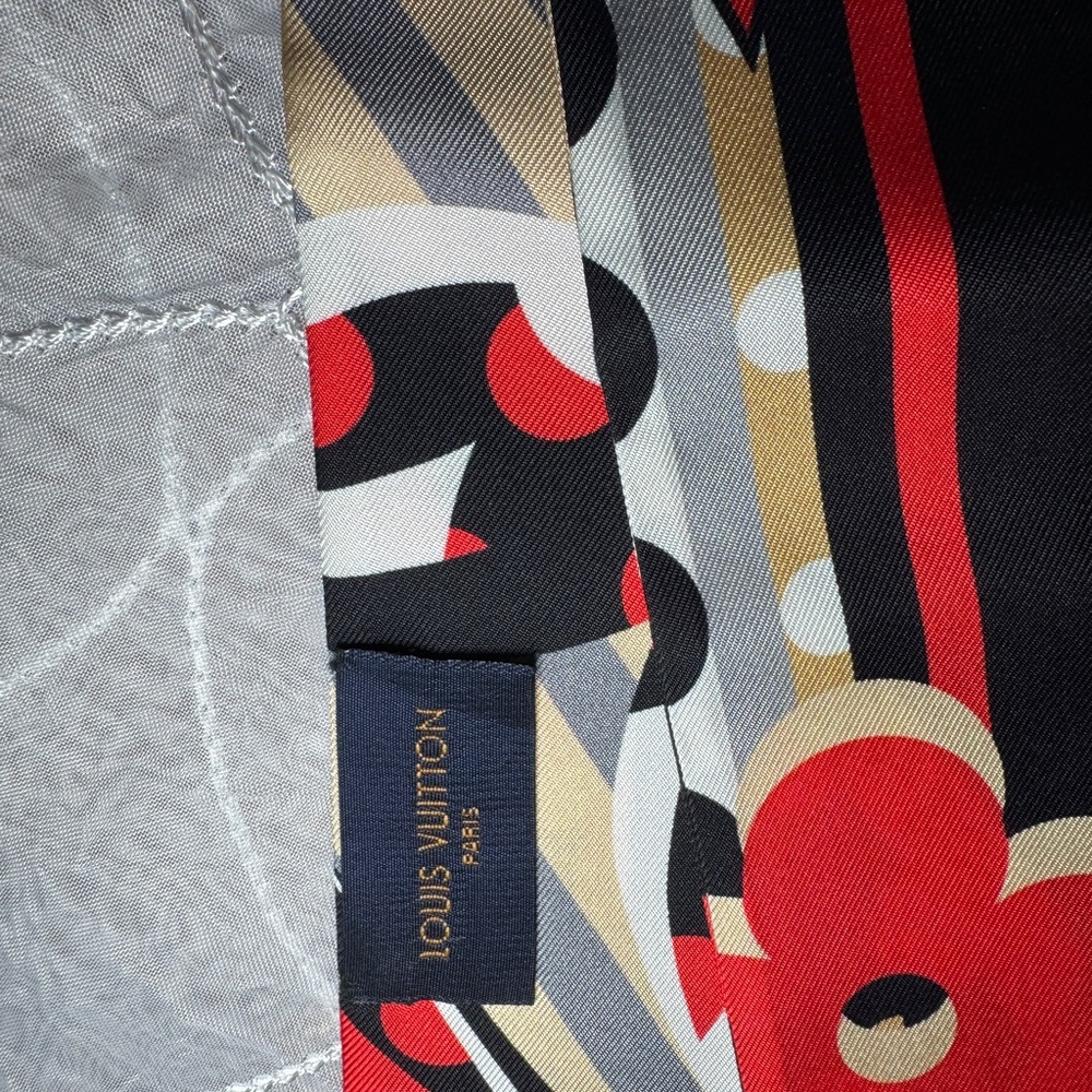 Louis Vuitton Multicolor Silk Bandeau . - Picture 3 of 6
